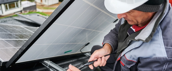 Fachmann überprüft und erneuert Solarmodule – effizientes Repowering für Photovoltaikanlagen in Waldkirch