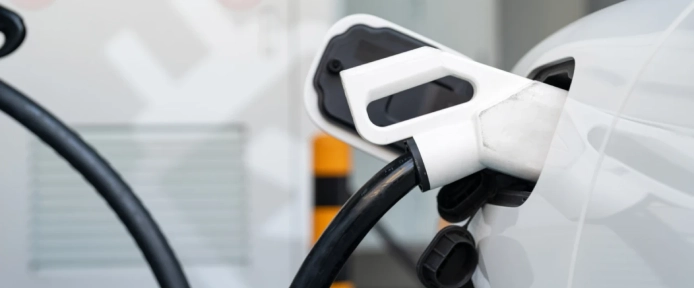 Elektroauto wird an moderner Wallbox geladen – intelligente Lade­lösung in Freiburg