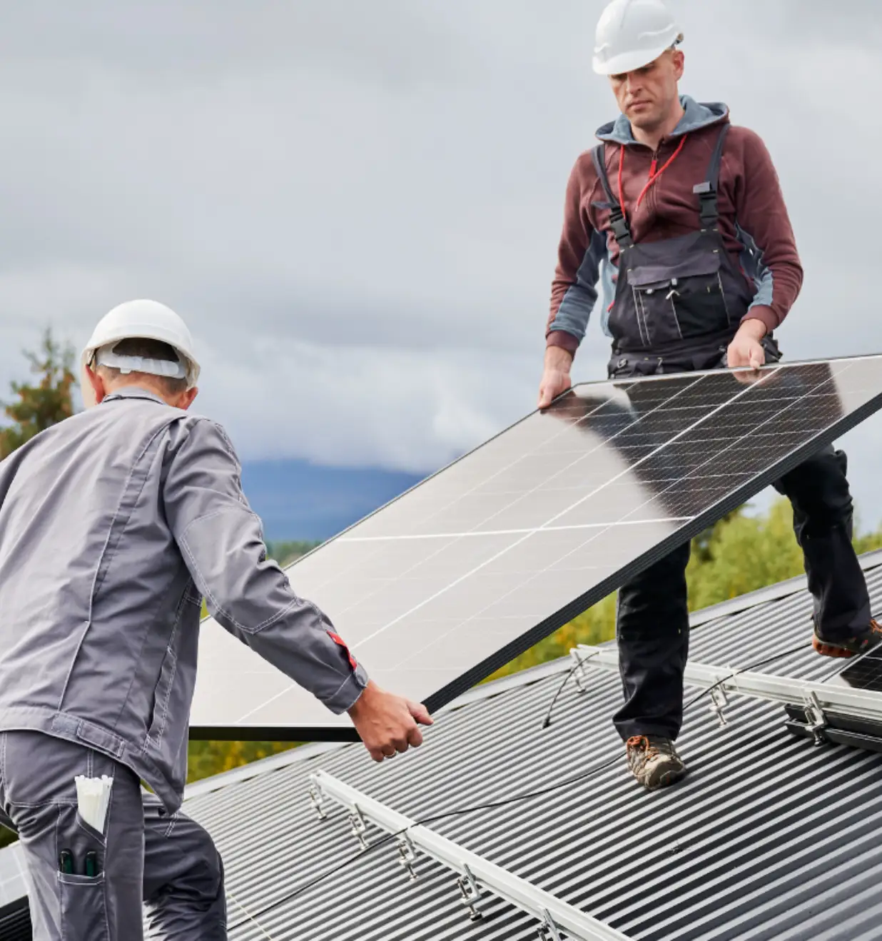 Montage eines Solarmoduls auf einem Dach durch zwei Fachkräfte – professioneller Service für Solar in Starzach.